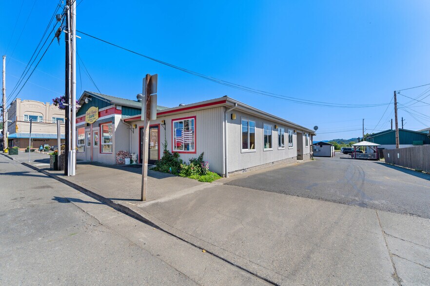 More Photos Of 29 W 1st St, Coquille Restaurant For Sale