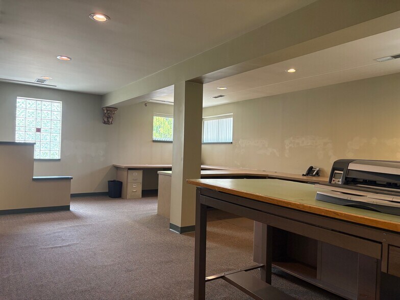 More Photos Of 1822 Ford Ave, Wyandotte Office For Sale