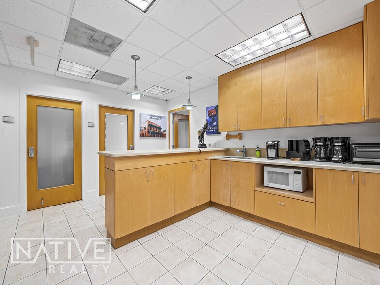 More Photos Of 2801-2809 E Commercial Blvd, Fort Lauderdale Unknown For Lease