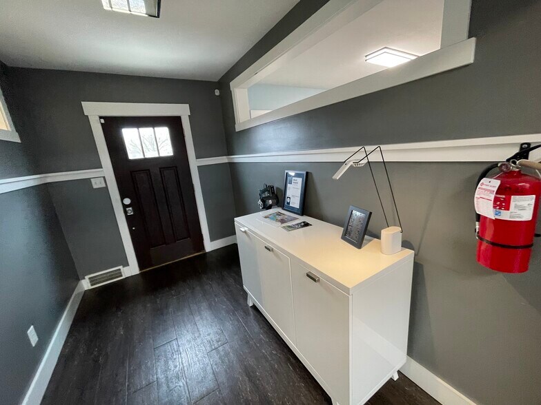 More Photos Of 5022 Rockville Rd, Indianapolis Office For Lease