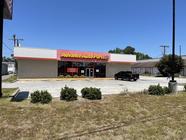 Primary Photo Of 10 W Montgomery Xrd, Savannah General Retail For Lease