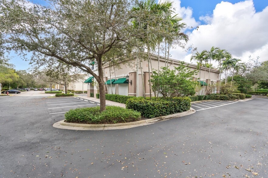 More Photos Of 4471 Weston Rd, Weston Freestanding For Lease