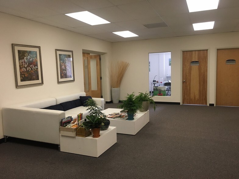 More Photos Of 76 Progress Dr, Stamford Research And Development For Lease