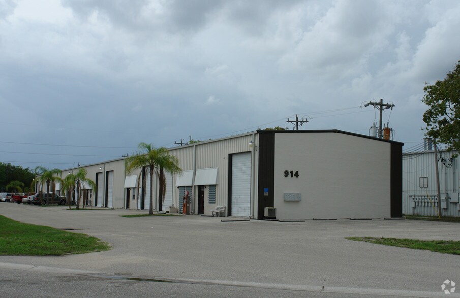 More Photos Of 914 NE 24th Ln, Cape Coral Warehouse For Lease