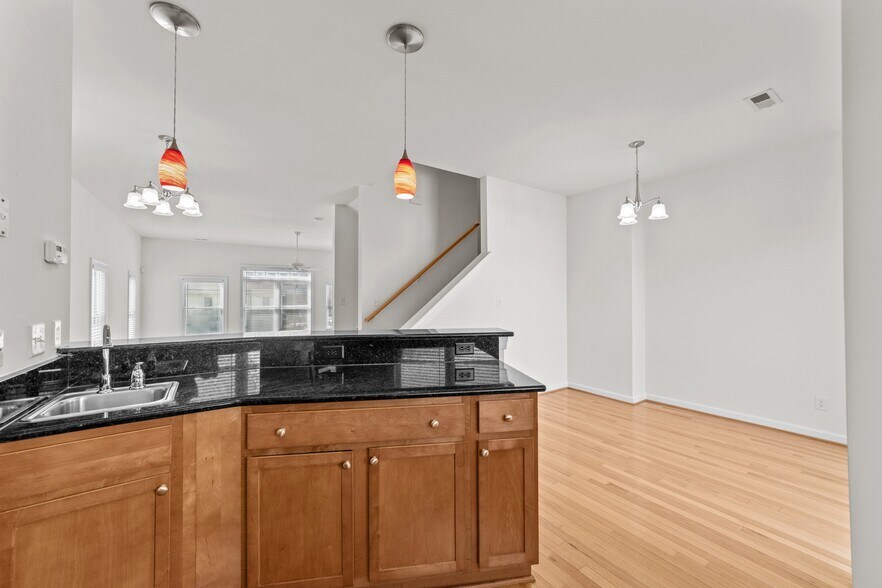 More Photos Of 2007 Baltic Ave, Virginia Beach Apartments For Sale