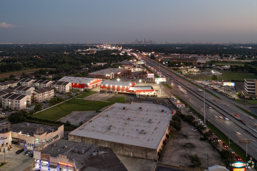 More Photos Of 7400 North Fwy, Houston Freestanding For Lease