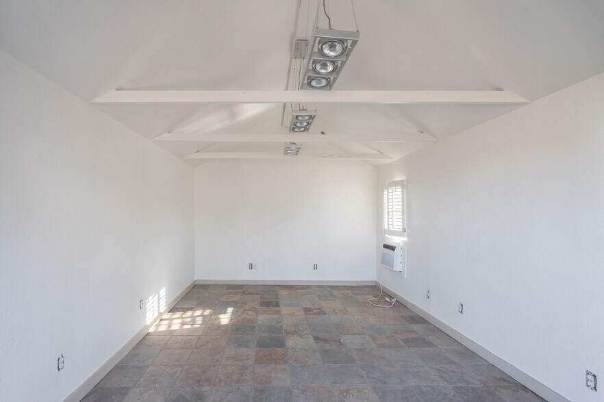 More Photos Of 1107 W Illinois Ave, Midland Office For Lease