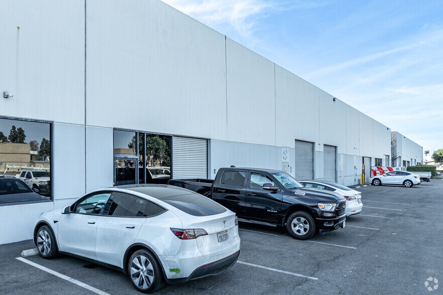 More Photos Of 1451 Edinger Ave, Tustin Showroom For Lease