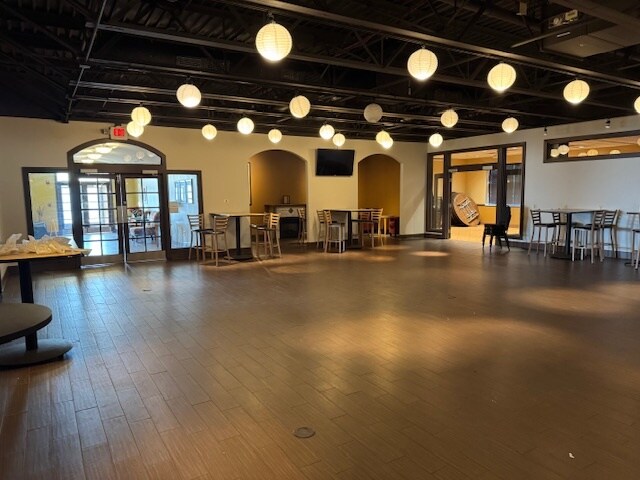 More Photos Of 12031 Lackland Rd, Saint Louis Hotel For Lease