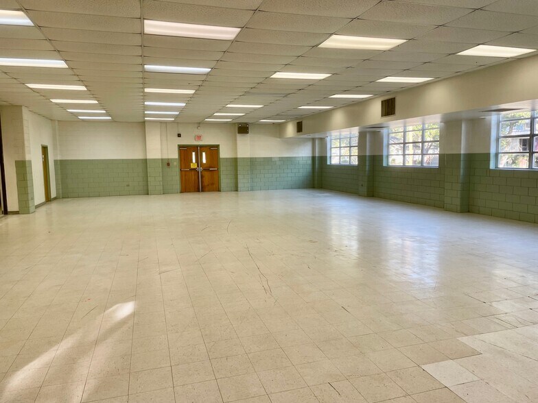 More Photos Of 216 E College St, Seguin Flex For Sale