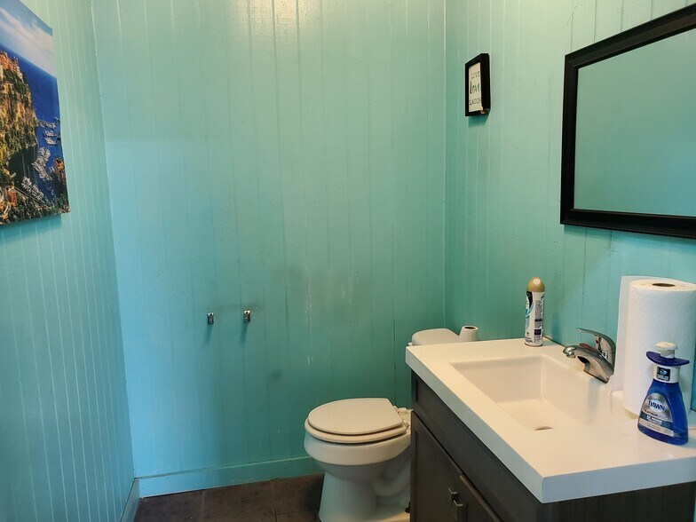 More Photos Of 108 West Gillum, Grandview Warehouse For Sale