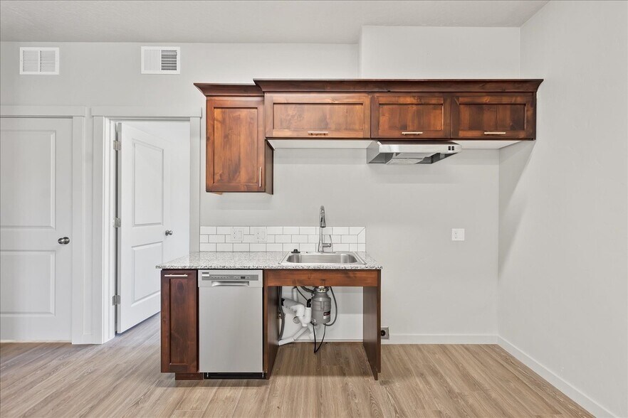 More Photos Of 225 N Happy Valley Rd, Nampa Warehouse For Lease