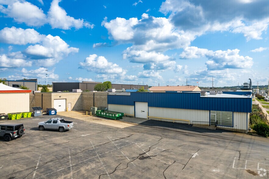 More Photos Of 1304 Valleyhigh Dr NW, Rochester Showroom For Sale