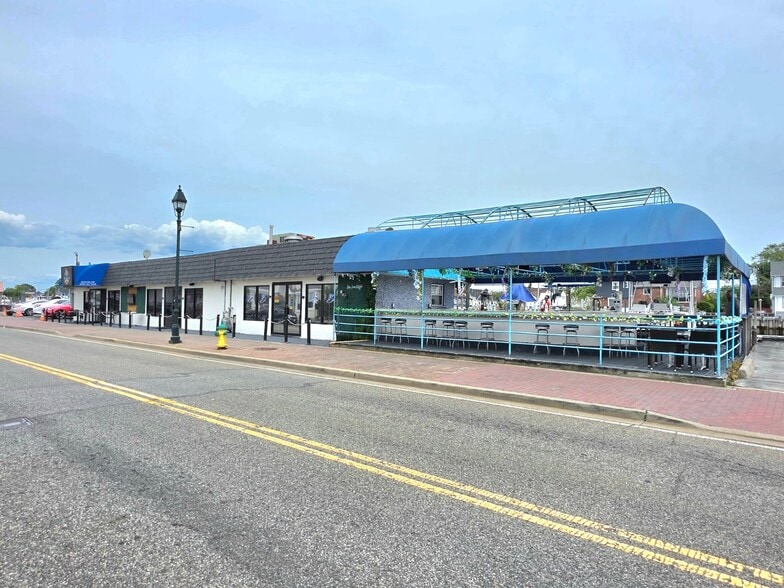 More Photos Of 103 Woodcleft Ave, Freeport Restaurant For Sale