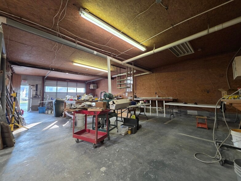 More Photos Of 2034 W 5th St, Washington Showroom For Sale