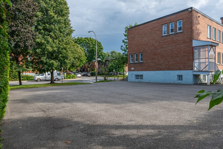 More Photos Of 3505 rue Bagot, Montréal Office For Sale