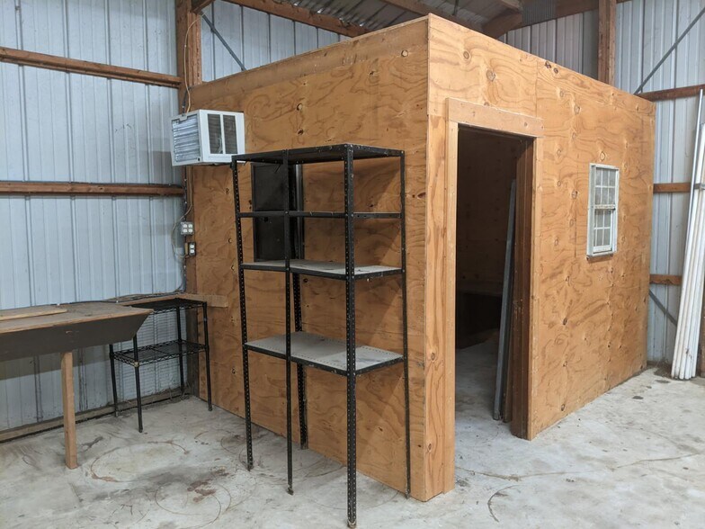 More Photos Of 377 Partnership Rd, Seguin Warehouse For Lease