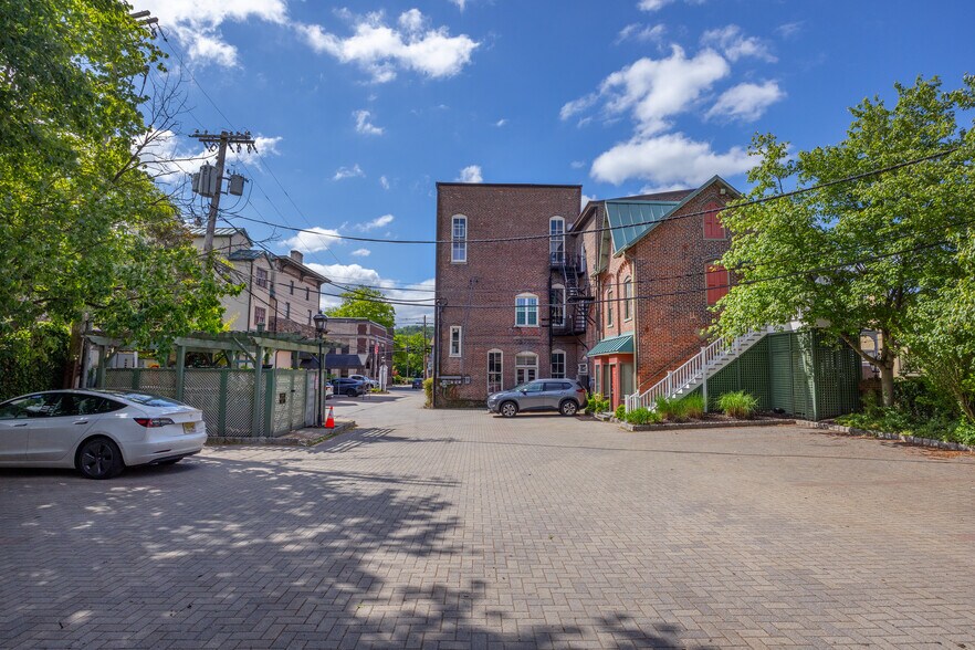 More Photos Of 32 Bridge St, Lambertville Hotel For Lease