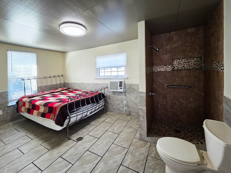 More Photos Of 6623 Gulf Fwy, Houston Office Residential For Sale