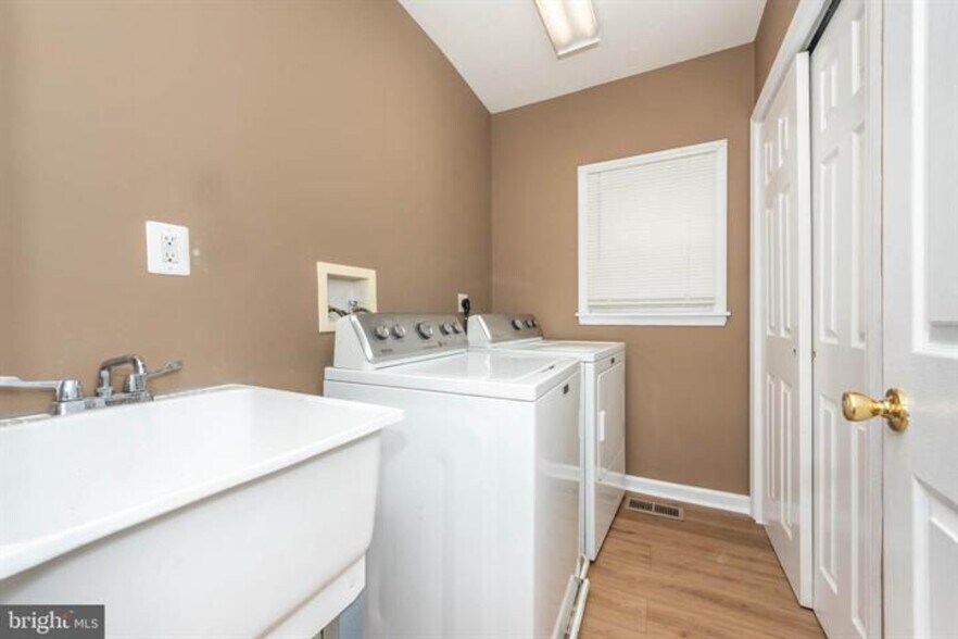 More Photos Of 4021 Barrington Rd, Baltimore Flex For Sale