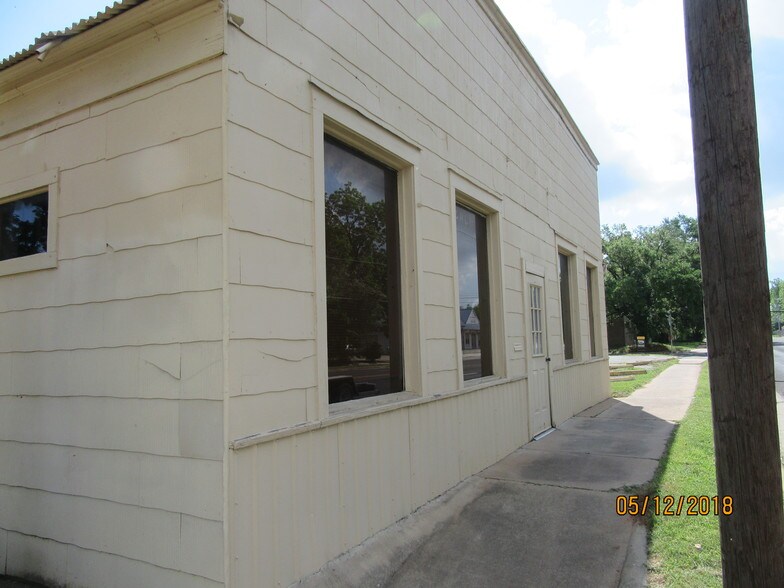 More Photos Of 205 NE Loop 230, Smithville Warehouse For Lease