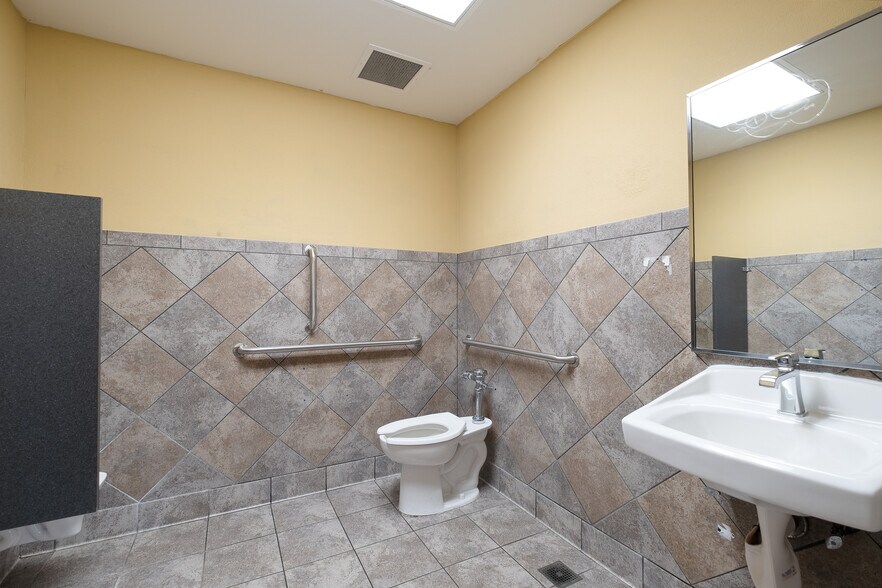 More Photos Of 101 W Lind St, Mankato Fast Food For Lease