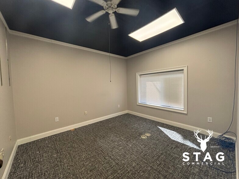 More Photos Of 711 S Elm St, Denton Office For Lease