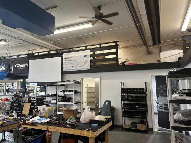 More Photos Of 70 Ridge Rd, Ontario Showroom For Lease