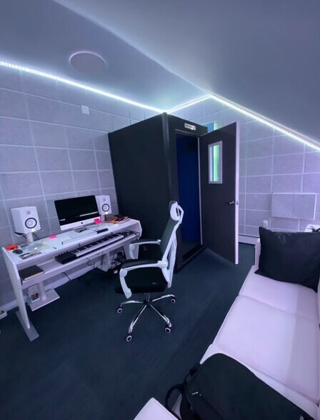 More Photos Of 170 Moore St, Brooklyn Service For Sale