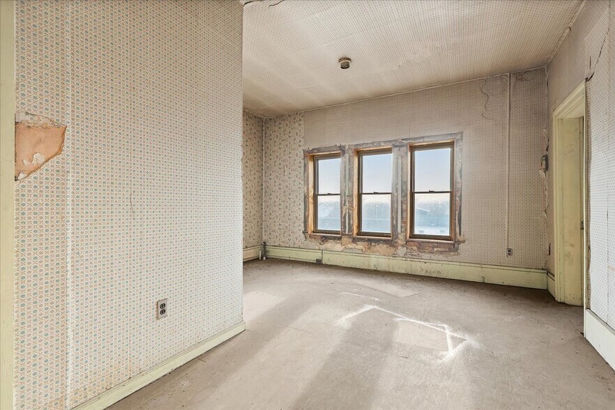 More Photos Of 1017 3rd Ave, New Brighton Office For Sale