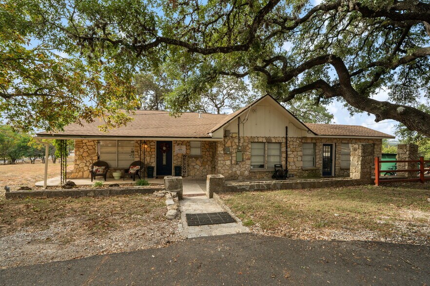 More Photos Of 930 N School St, Boerne Office For Sale