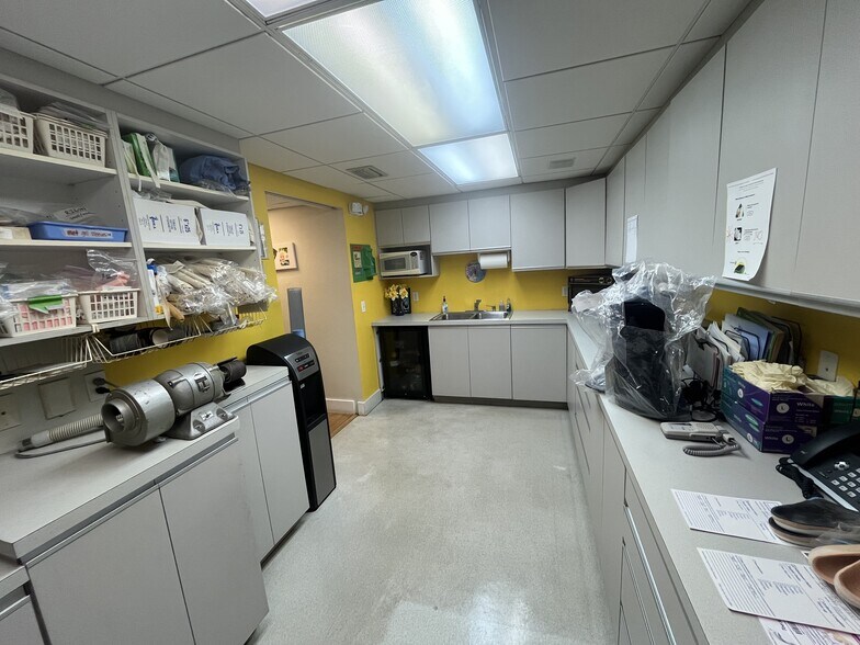 More Photos Of 4717 Swift Rd, Sarasota Medical For Sale