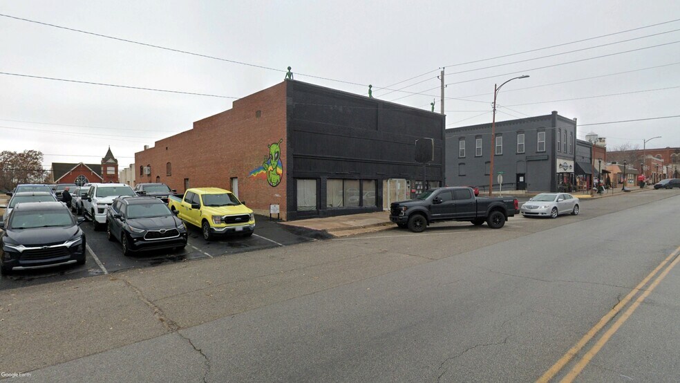More Photos Of 204 S Broadway, Coweta Office For Sale