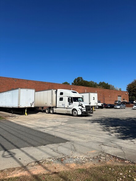 More Photos Of 11129 Monroe Rd, Matthews Warehouse For Lease