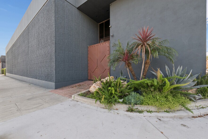 More Photos Of 1001 S Victory Blvd, Burbank Warehouse For Lease