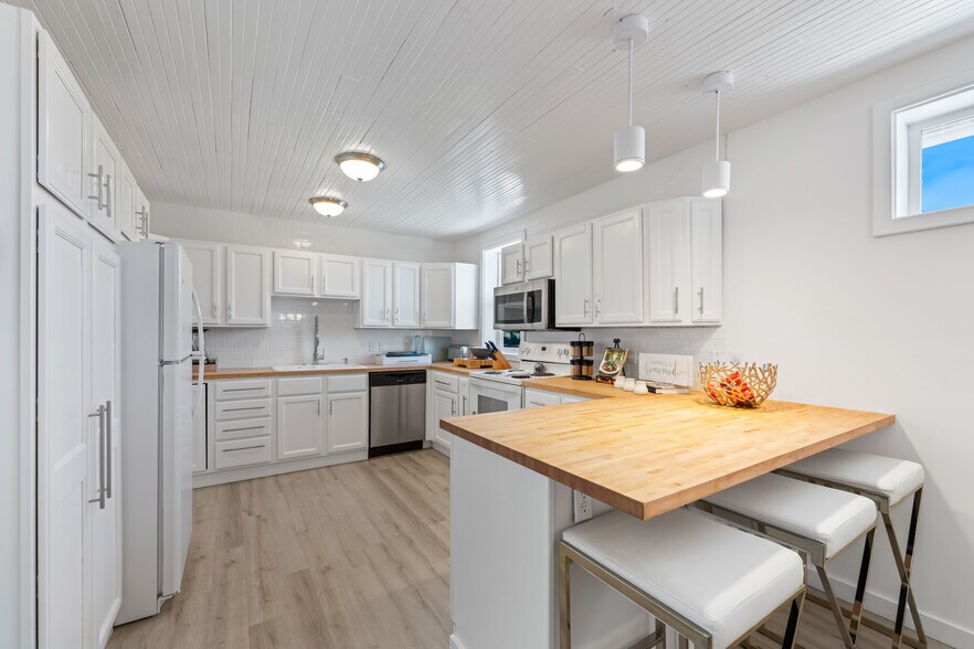 More Photos Of 267 W Sixth St, Port Orford Storefront Retail Residential For Sale