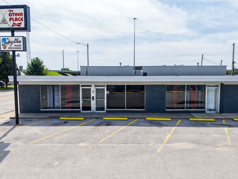 More Photos Of 415 S Hydraulic St, Wichita General Retail For Sale