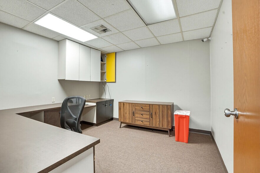 More Photos Of 1414 Arlington St, Ada Medical For Lease