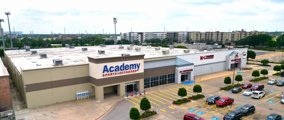 More Photos Of 8715 West Loop S, Houston Unknown For Lease