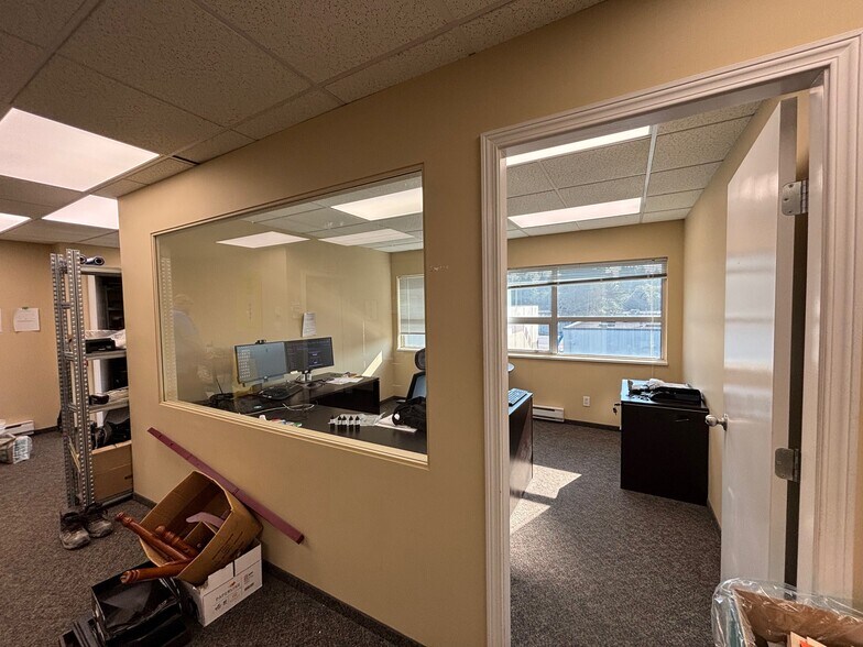 More Photos Of 4125 Mcconnell Dr, Burnaby Warehouse For Lease