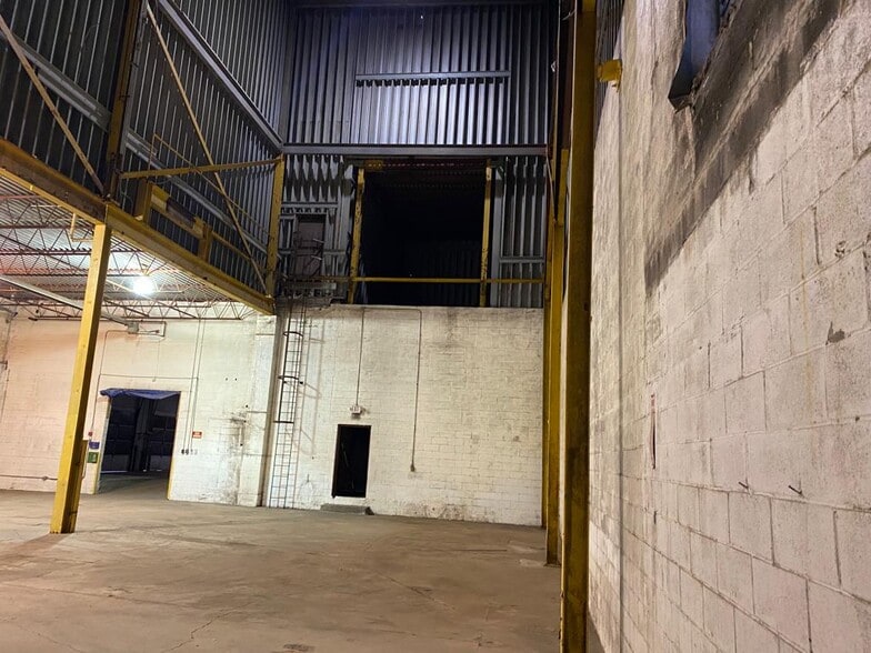 More Photos Of 164-168 Manchester pl, Newark Distribution For Lease