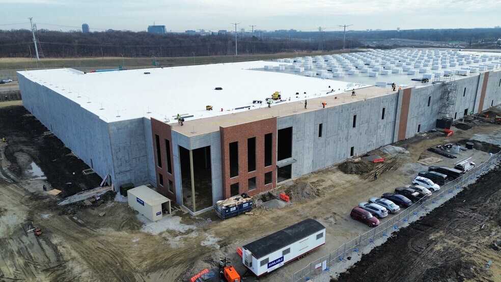 More Photos Of 2300 Warrenville Rd, Downers Grove Warehouse For Lease