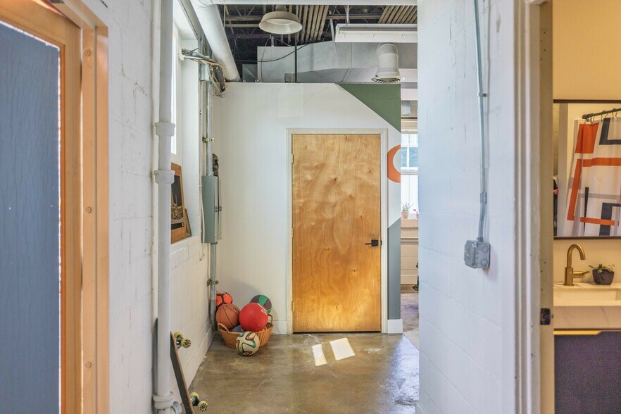 More Photos Of 46 Aston St, Asheville Light Manufacturing For Lease