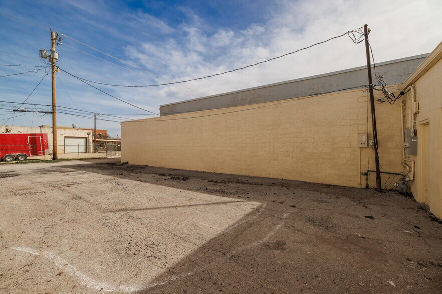 More Photos Of 623-627 Pine St, Abilene Storefront For Sale