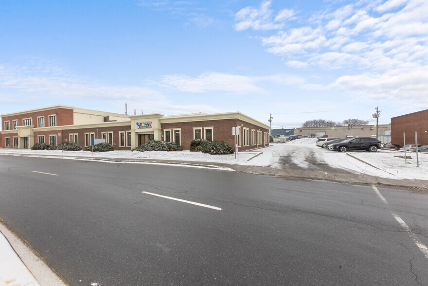 More Photos Of 74-76 Boul Brunswick, Dollard-des-Ormeaux Showroom For Lease