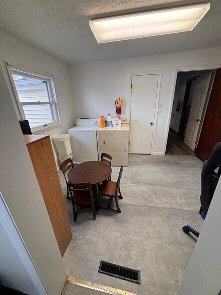 More Photos Of 202 W Plum St, Thorntown Daycare Center For Sale