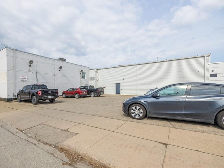 More Photos Of 4796 Victoria Ave, Niagara Falls General Retail For Sale