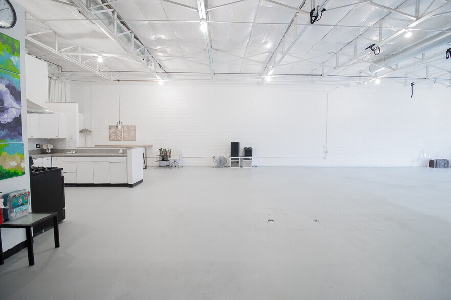 More Photos Of 1350 Chemical St, Dallas Light Manufacturing For Lease