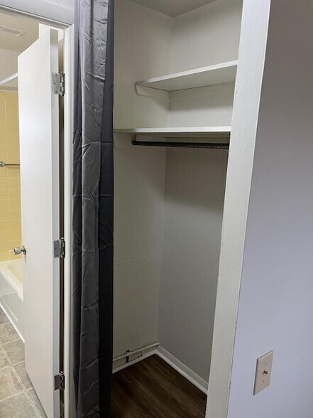 More Photos Of 1450 Luther Sq, Evansville Apartments For Sale