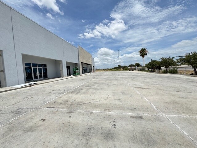 More Photos Of 405 Crossroads St, Laredo Freestanding For Lease